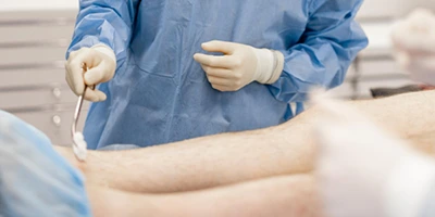 Paciente passando por cirurgia de varizes