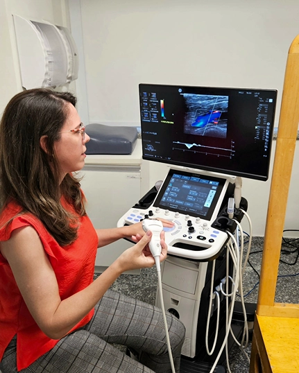 Dra viviane fazendo um Ultrassom Doppler Vascular